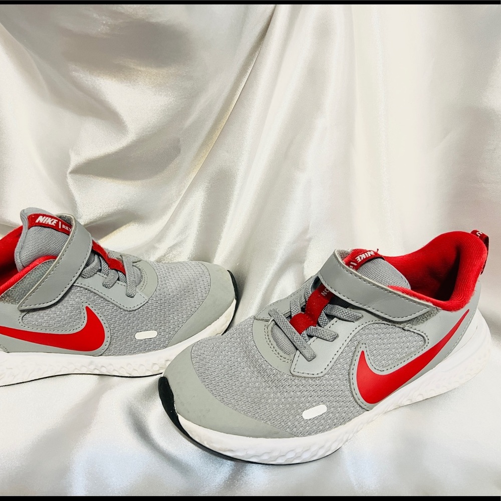 Kids Nike Revolution running shoes. Size 1y.